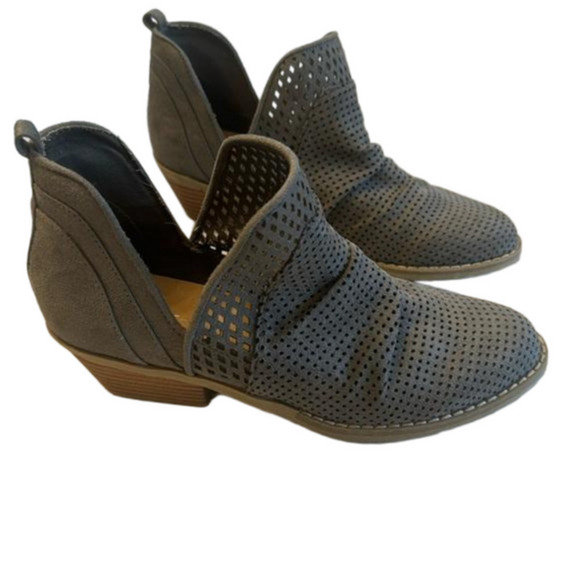Report Diandra V Side Perforated Gray Suede Booties Size 6.5 - Picture 1 of 7